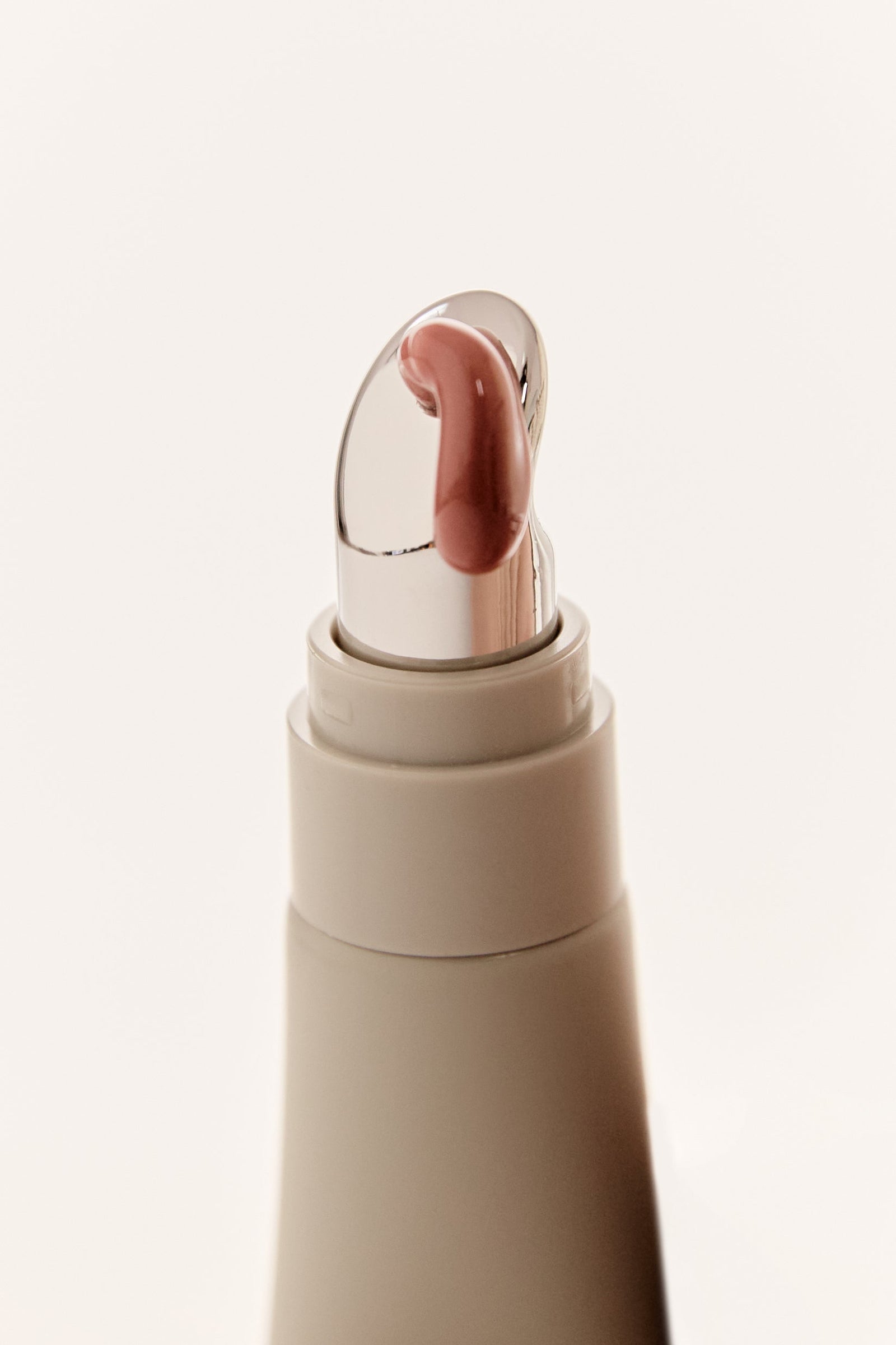 Lip Plumping Serum vs Lip Filler: Which Is Right for You?